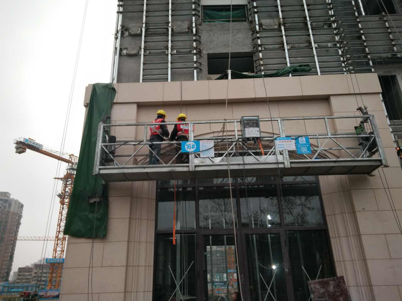 上海火车站北广场楼外幕墙工程 业明华幕墙施工队在紧张施工