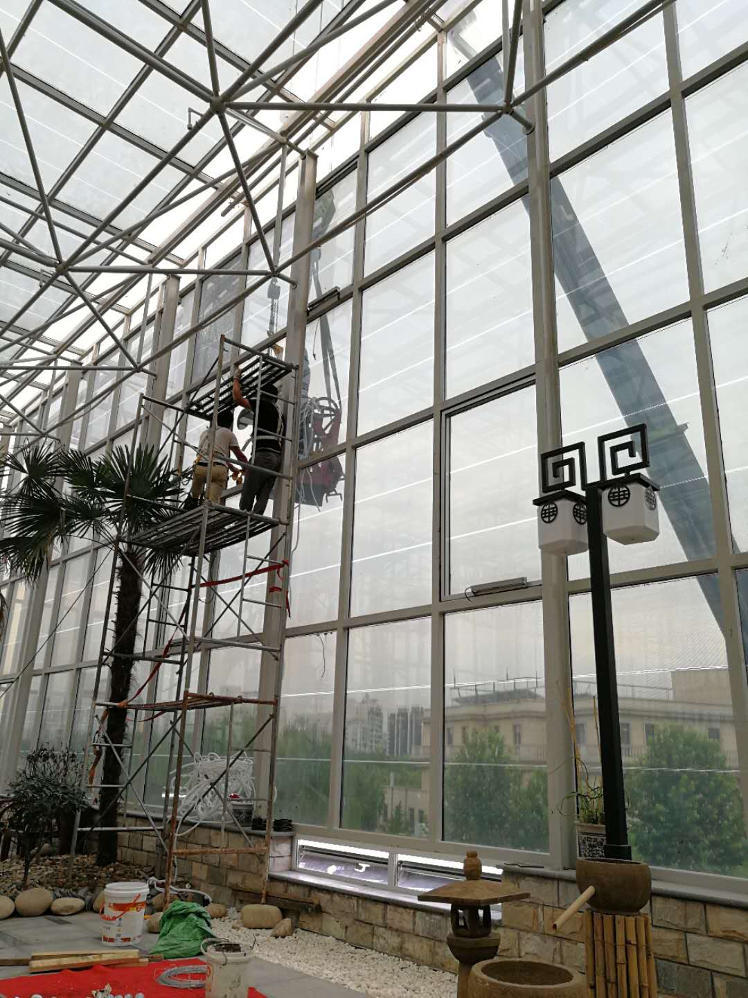 专业施工人员对幕墙玻璃进行检测