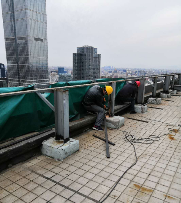 对护栏主杆进行焊接加固加高并更换横栏