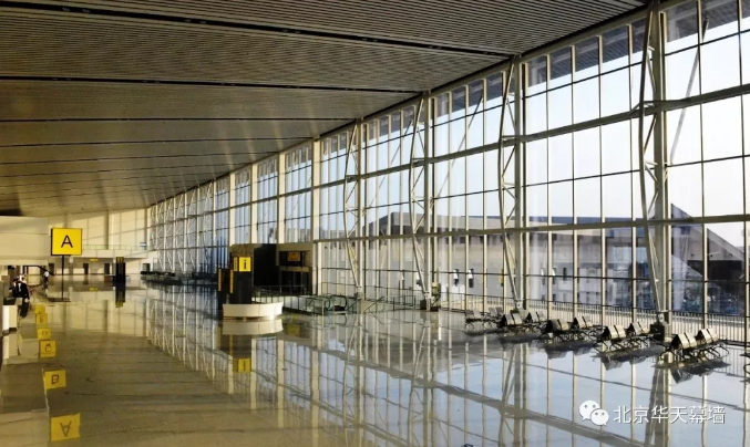 阿布贾新航站楼拥有66个值机柜台，5个行李转盘，28个入境移民检查口，16个离境移民检查口，设计年接待旅客量1500万人次。