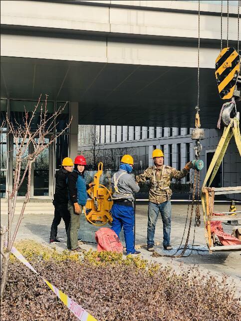 新的幕墙玻璃准备搬运上吊车