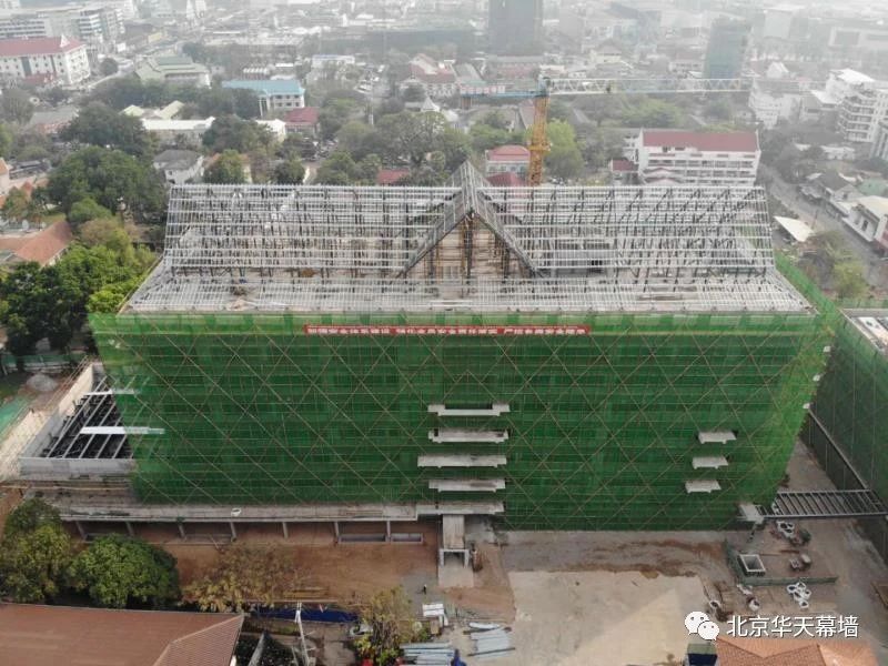老挝玛霍索综合医院项目幕墙施工现场