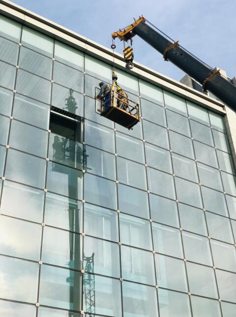 四大技巧助力：高层建筑幕墙玻璃破损维修更换