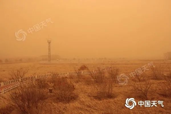 北京幕墙被沙尘暴笼罩中1