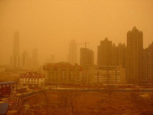 北京玻璃幕墙等建筑群被沙尘暴笼罩中2
