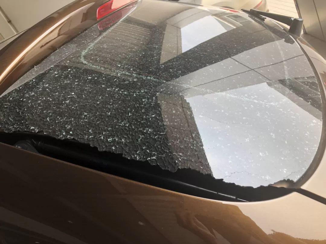 汽车玻璃被沙尘暴的颗粒打中留下的痕迹