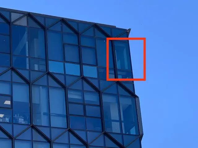 此楼高空6层玻璃多出爆裂 又为高峰地铁站区域